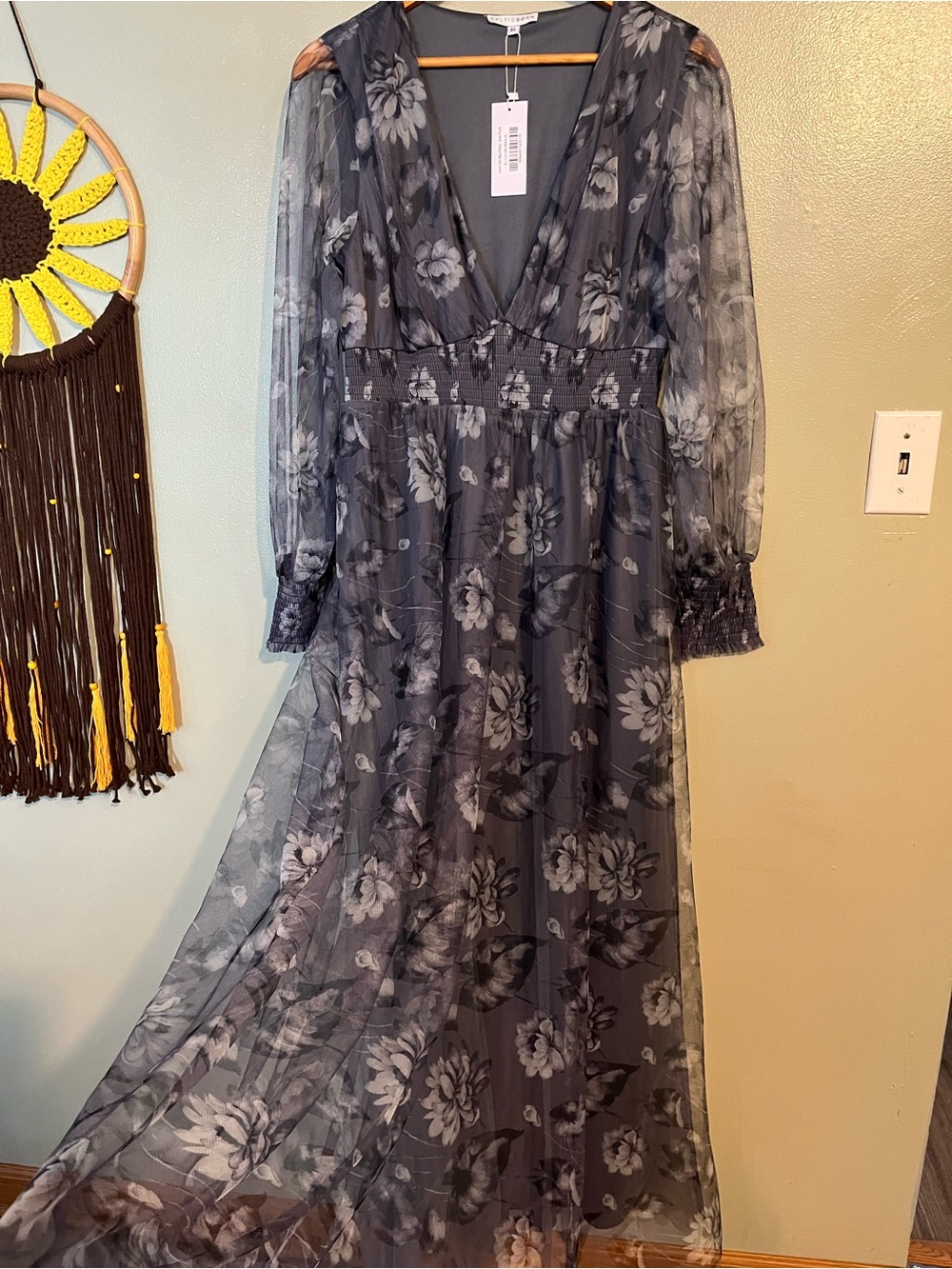 Baltic Born Layla Tulle  Floral Long Sleeve Maxi Dress Floral Gray V-neck XL NWT